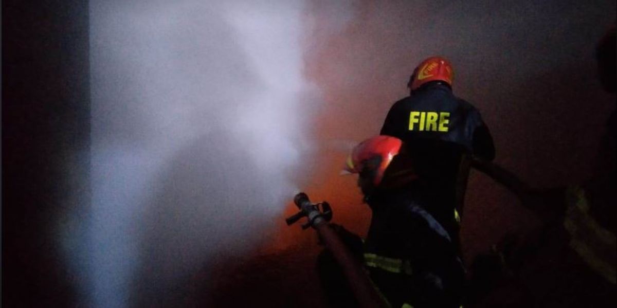 7-units-of-fire-service-to-control-fire-in-cotton-factory-in-Chittagong