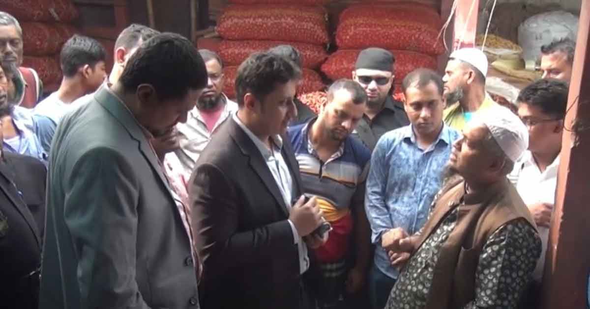 An-onion-trader-in-Narayanganj-was-fined-lakhs-of-rupees