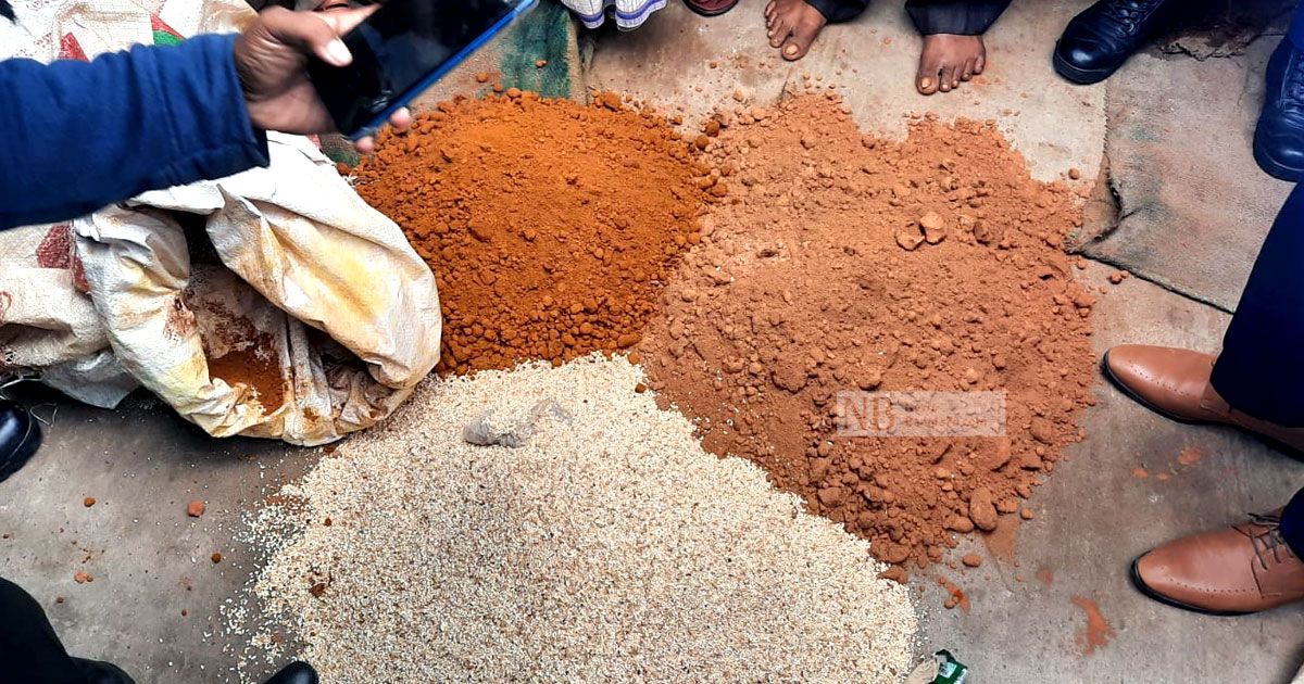 ইট ও কাঠের গুঁড়া দিয়ে তৈরি হচ্ছিল মসলা