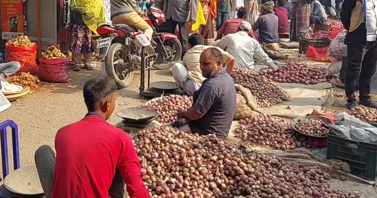 চাঁপাইনবাবগঞ্জে কেজিতে ৪০ টাকা কমেছে পেঁয়াজের দাম