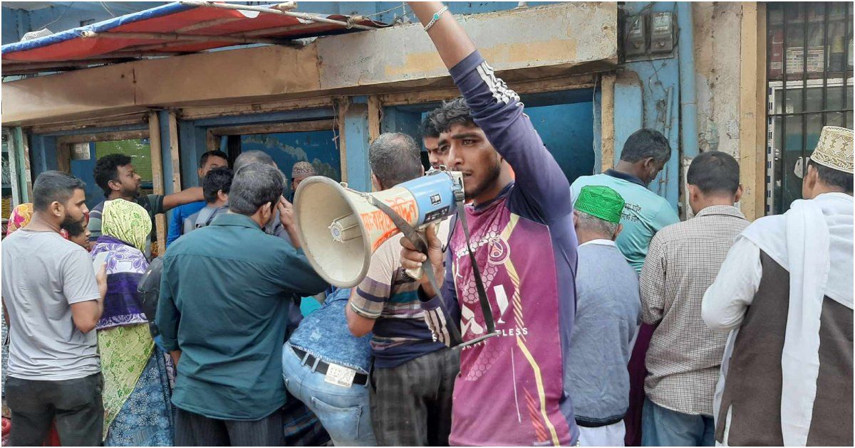 মাইকিং করে ৮৫ টাকা কেজিতে পেঁয়াজ বিক্রি