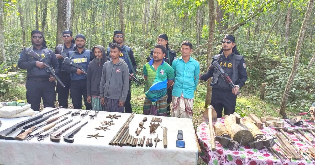 রামুর গহীন পাহাড়ে অস্ত্র কারখানায় র‍্যাব, আটক ৪