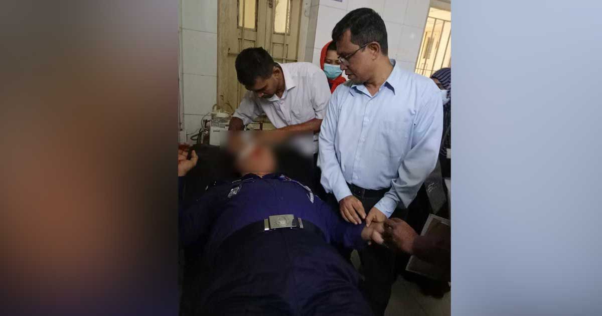 মিছিলে বাধা পেয়ে অবরোধকারীদের হামলা, ওসিসহ আহত ৪