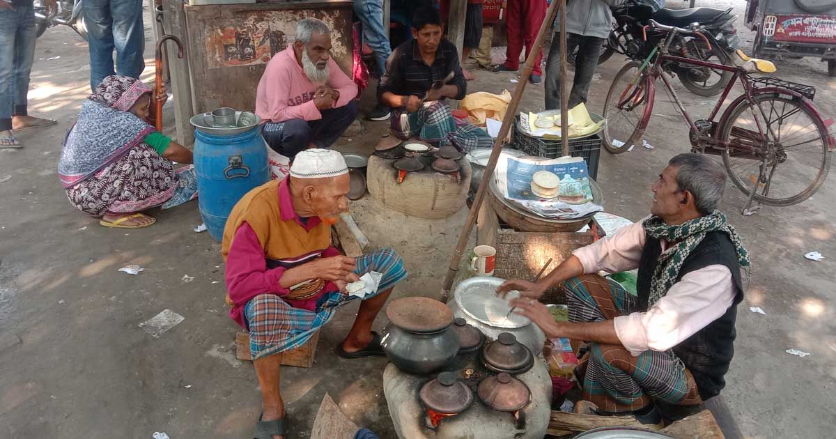 দিনাজপুরে কমছে তাপমাত্রা, বাড়ছে পিঠার দোকানে ভিড়