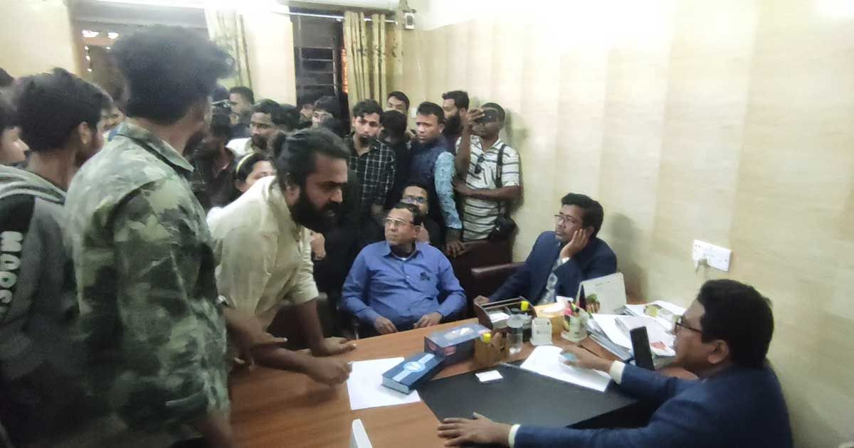 ‘বিনাচিকিৎসায়’ মৃত্যু, প্রতিবাদ করায় পেটালেন চিকিৎসকরা