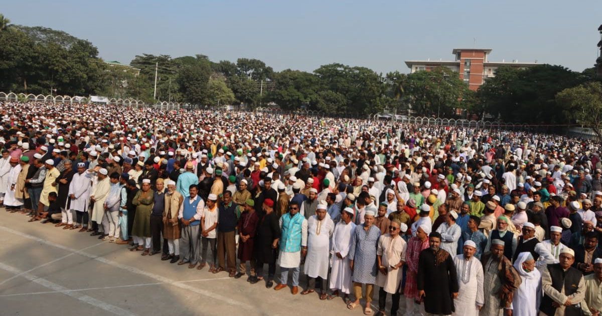 কুমিল্লা সিটি মেয়রের জানাজায় মানুষের ঢল