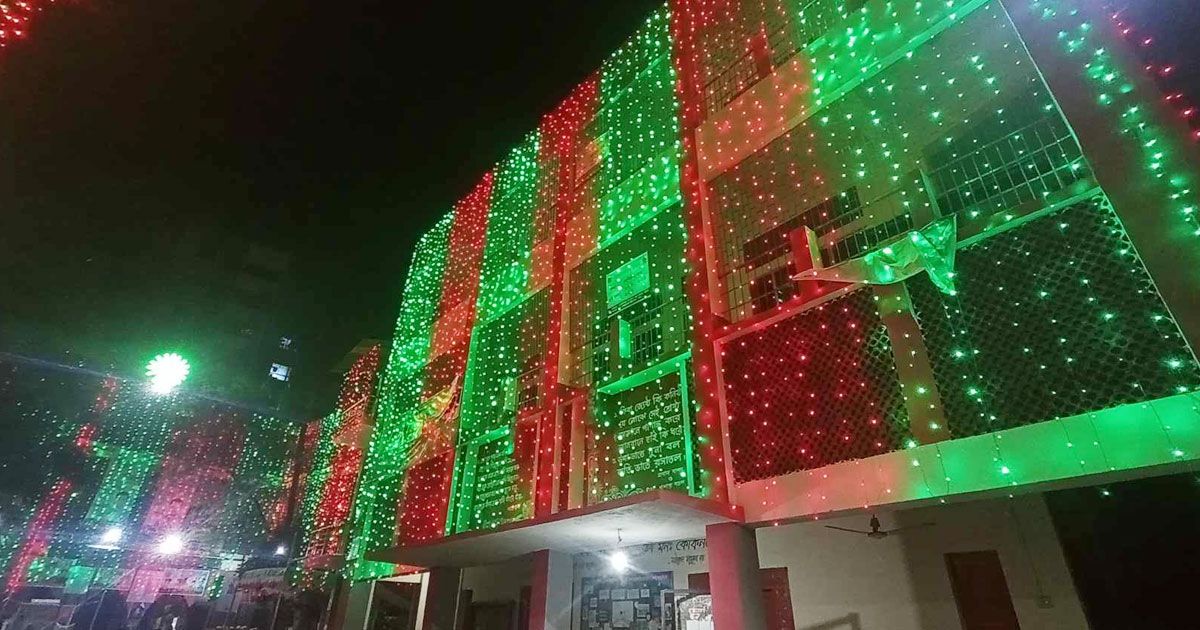 লাল-সবুজে বর্ণিল রাতের রাজধানী