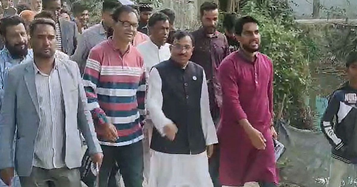 চট্টগ্রামে-স্বতন্ত্র-প্রার্থীর-গাড়িবহরে-হামলা-অবরুদ্ধ-প্রার্থীকে-উদ্ধার