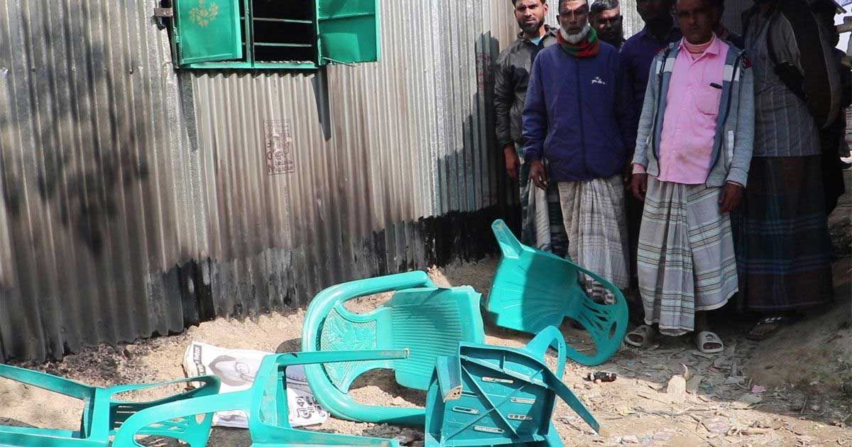খাদ্যমন্ত্রীর-নির্বাচনি-ক্যাম্পে-আগুন-ও-ভাঙচুরের-অভিযোগ

