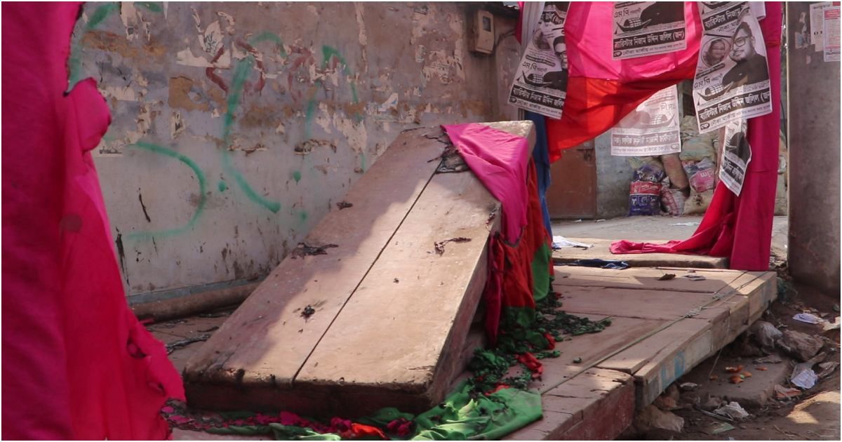 নওগাঁয়-এক-রাতে-নৌকার-৬-ক্যাম্পে-আগুন-ভাঙচুর