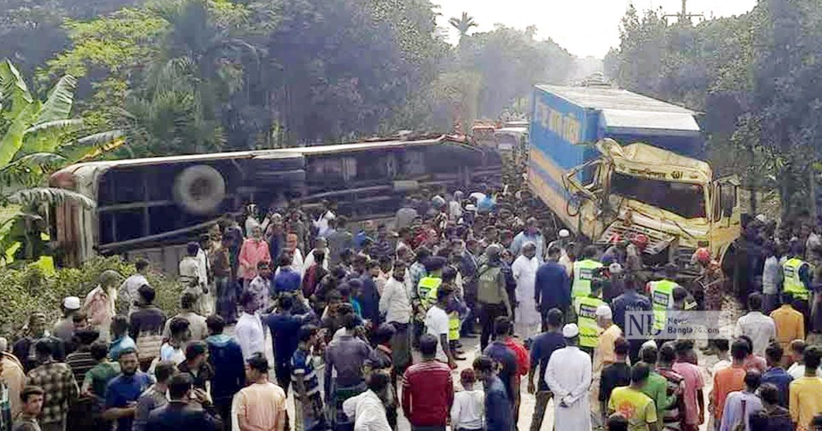 ওভারটেক-করতে-গিয়ে-বাস-কাভার্ড-ভ্যান-সংঘর্ষ-আহত-১০