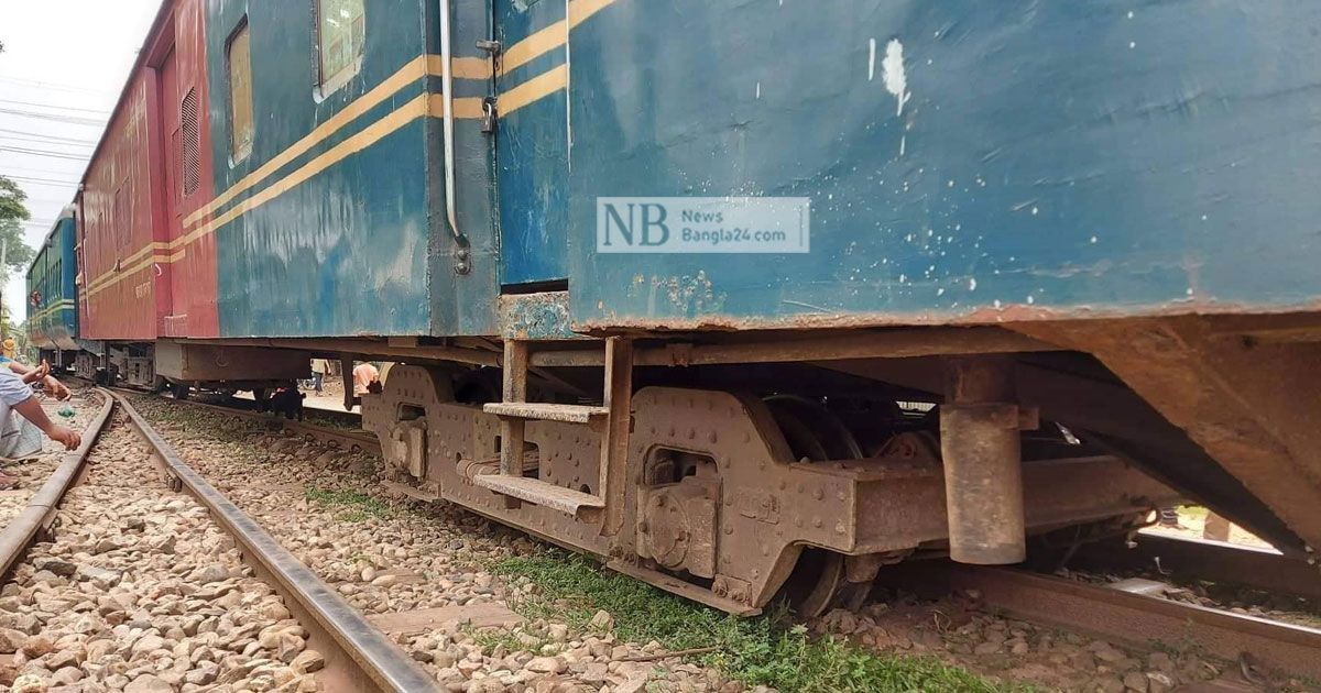 কমলাপুর-রেলস্টেশনে-একতা-এক্সপ্রেস-লাইনচ্যুত