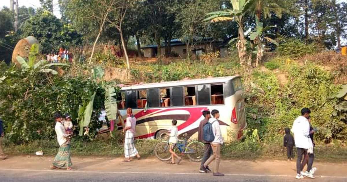 কক্সবাজারগামী পিকনিক বাসের সঙ্গে পিকআপের সংঘর্ষ, নিহত ৪
