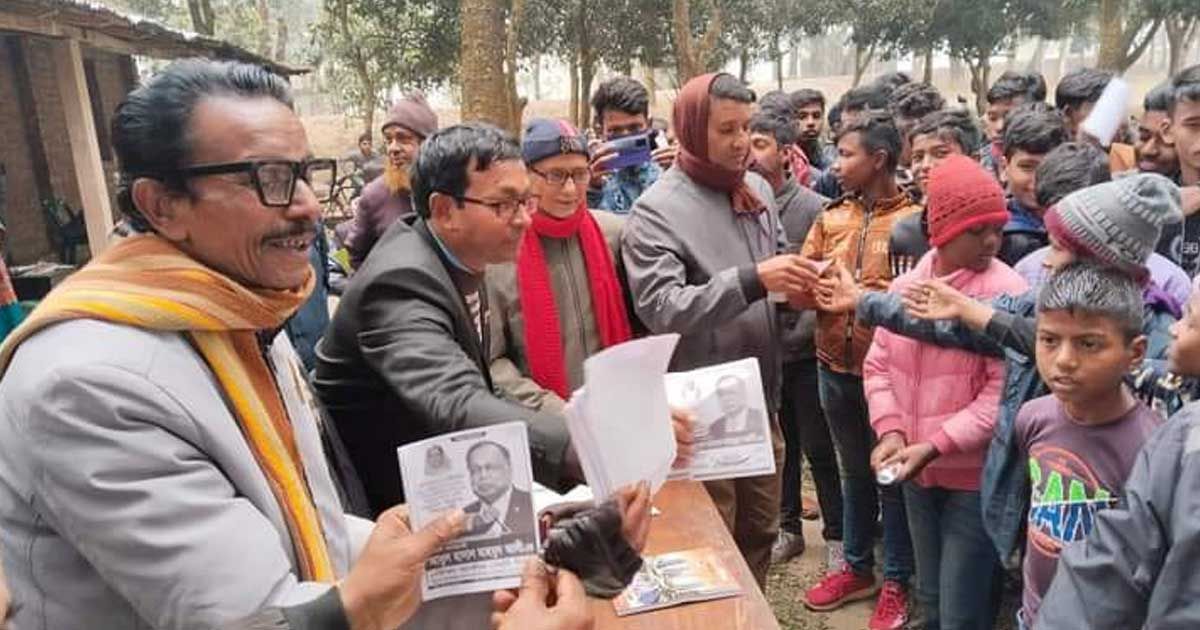 বই বিতরণ অনুষ্ঠানে শিশুদের কাছে নৌকার ভোট চাইলেন অধ্যক্ষ