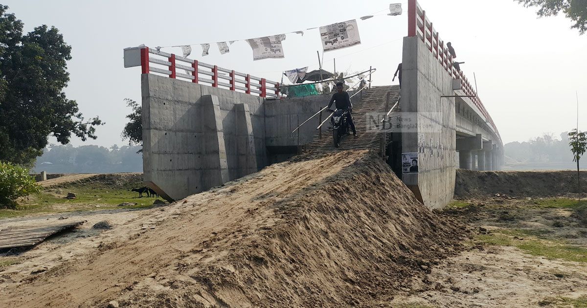 ১৮-কোটির-সেতুতে-উঠতে-হয়-বাঁশের-চাটাই-দিয়ে