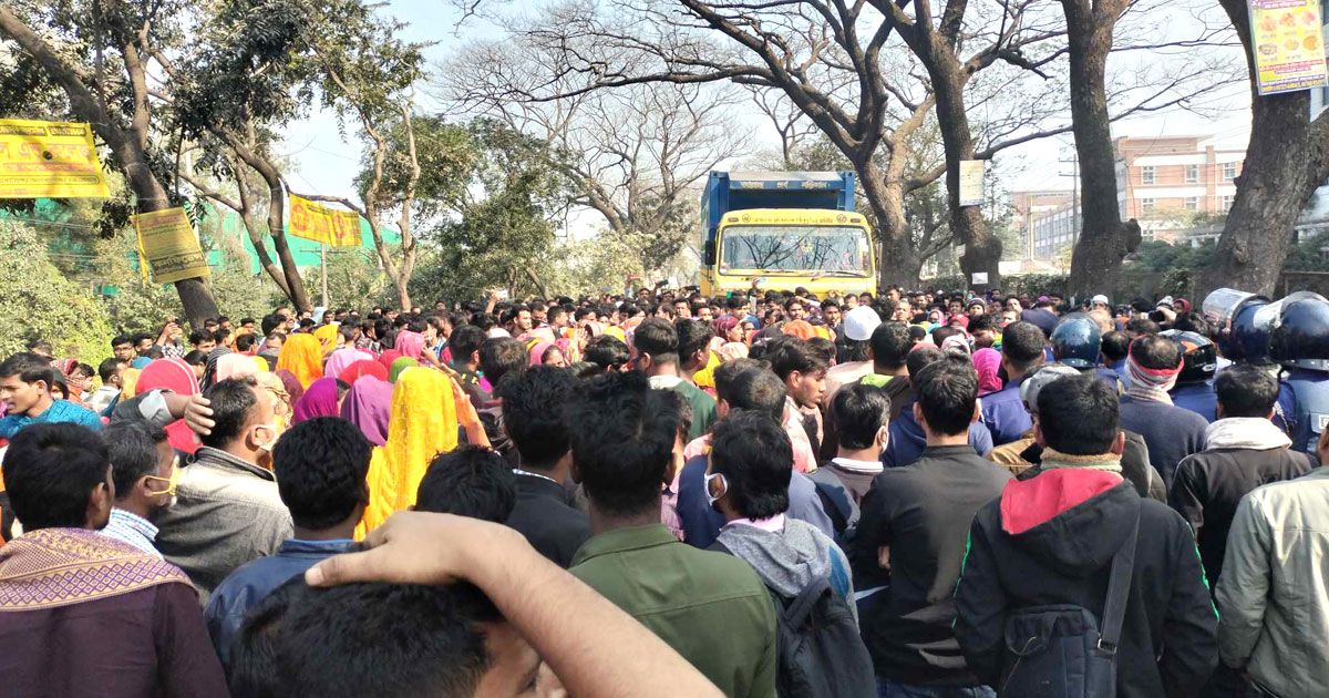 ধামরাইয়ে-পোশাক-শ্রমিকদের-মহাসড়ক-অবরোধ