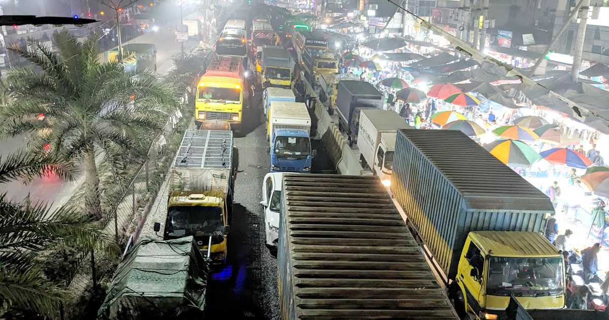 শ্রমিক অবরোধ: সাভারে দুই মহাসড়কে ১১ কিলোমিটার যানজট