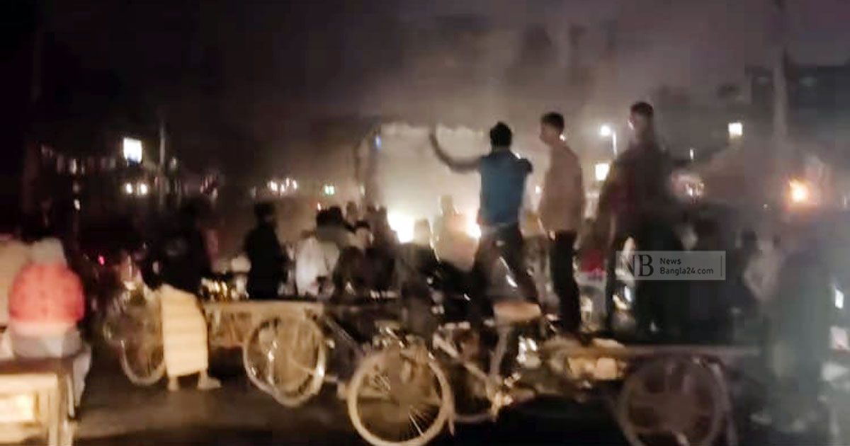 নৌকার-প্রচারে-ভাড়া-কম-দেয়ায়-ভ্যানচালকদের-মহাসড়ক-অবরোধ