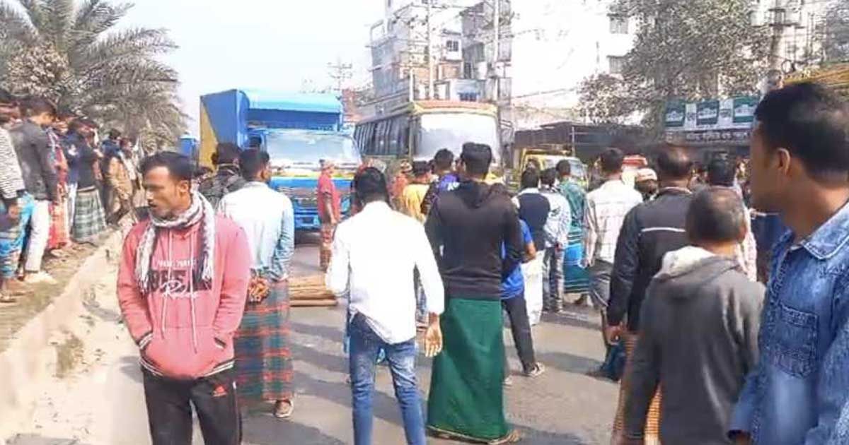 সাভারে-ট্রাকচাপায়-রিকশার-যাত্রী-নিহত-সড়ক-অবরোধ-