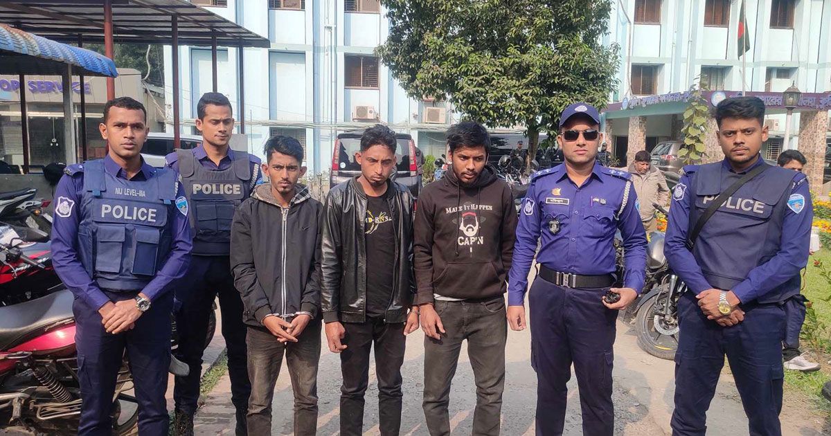 কুমিল্লায়-ককটেল-বিস্ফোরণ-ও-ভোটকেন্দ্রে-আগুন-আটক-৩