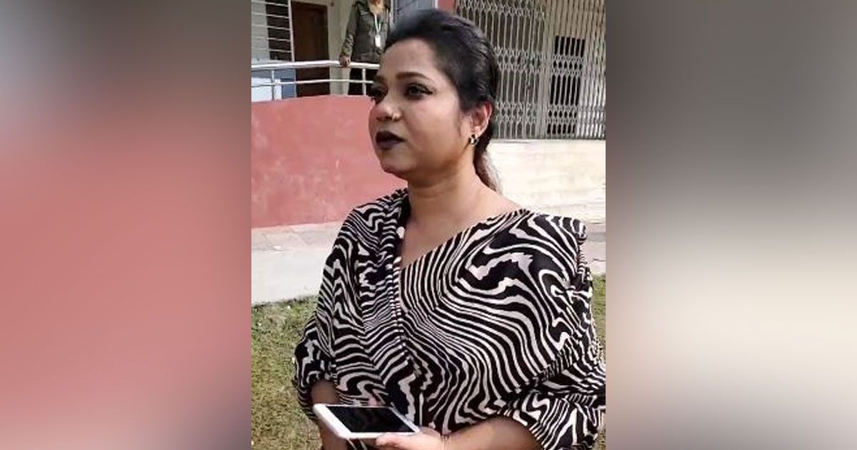লাইভে এসে নৌকার বিরুদ্ধে অভিযোগ ডলি সায়ন্তনীর