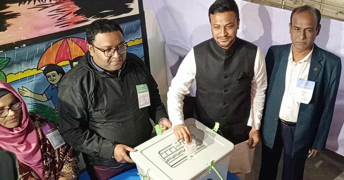 নিজ কেন্দ্রে ভোট দিলেন সাকিব