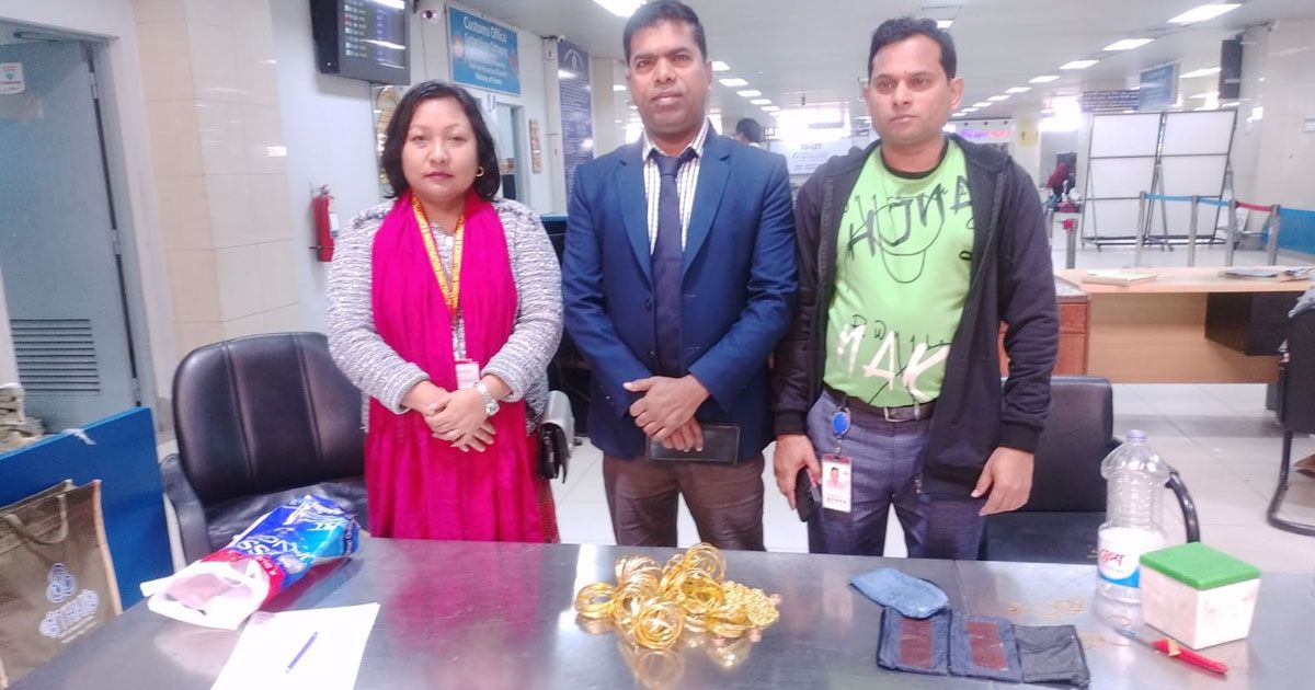 চট্টগ্রামে বিমানের সিটের নিচে সাড়ে চার কেজি স্বর্ণ