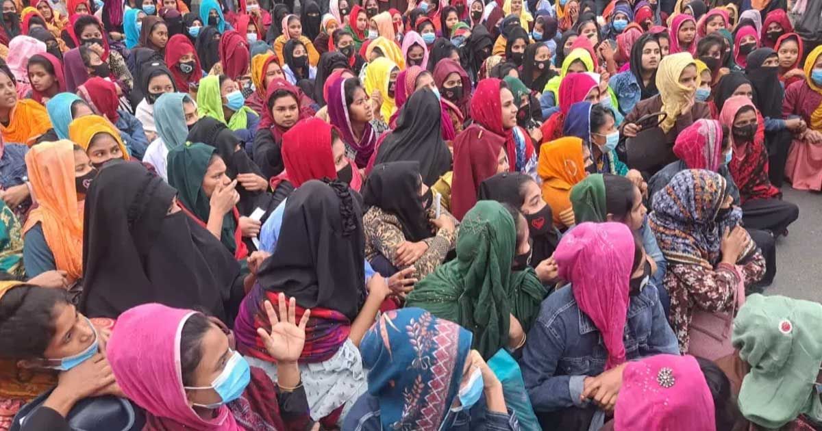 গাজীপুরে-সরকার-নির্ধারিত-মজুরির-দাবিতে-পোশাক-শ্রমিকদের-বিক্ষোভ
