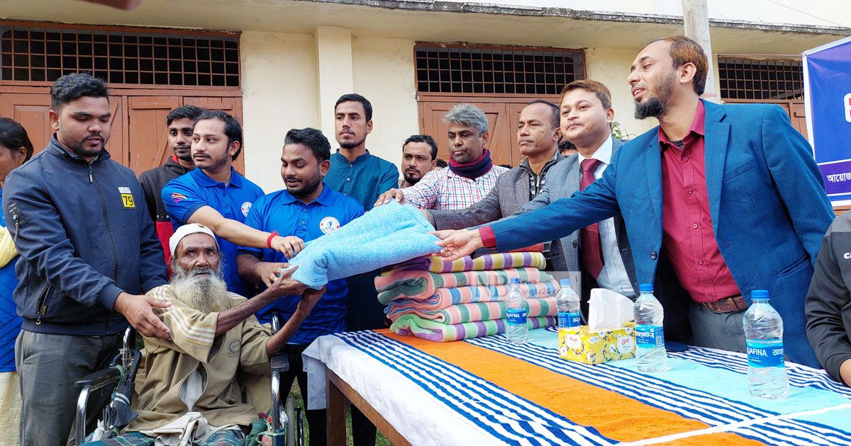 ‘৫ টাহা দিয়া এডা কম্বল পাইয়া খুব উপকার হইল’ 
