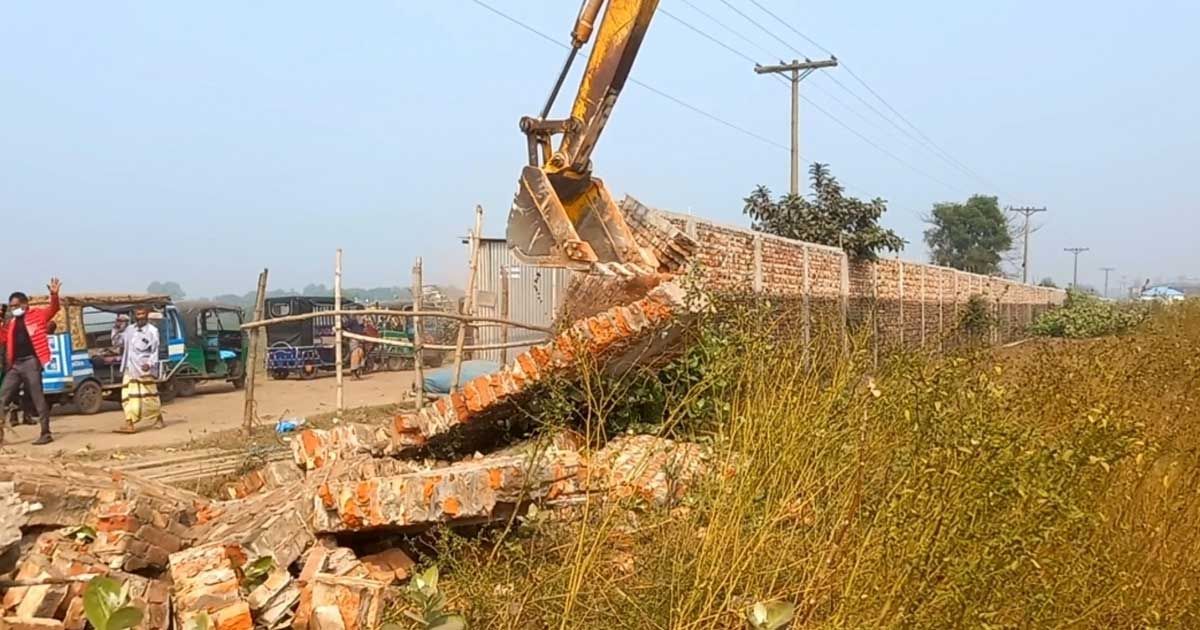 গজারিয়ায়-৩৫০০-ফুট-দেয়াল-ভেঙে-মেঘনা-নদীর-জমি-দখলমুক্ত 
