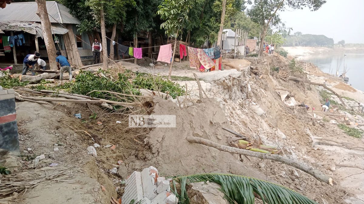 নদীভাঙন ঠেকাতে গিয়ে আরও বাড়িয়ে দিলেন ঠিকাদার