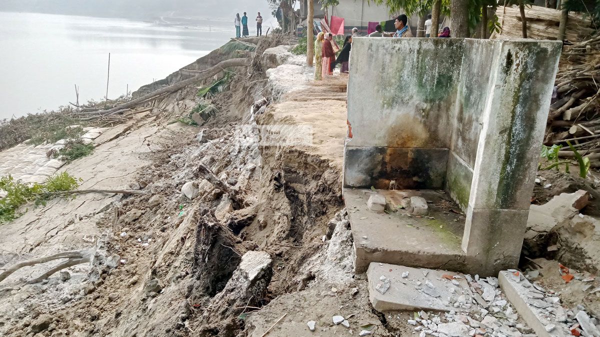 নদীভাঙন ঠেকাতে গিয়ে আরও বাড়িয়ে দিলেন ঠিকাদার
