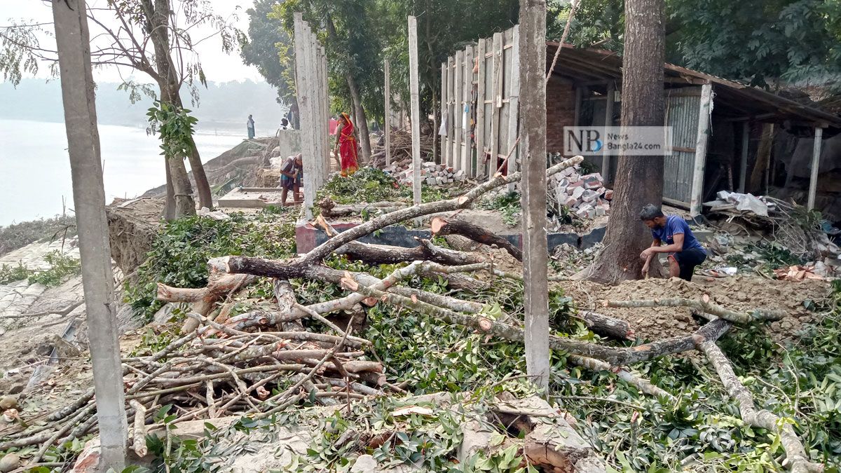 নদীভাঙন ঠেকাতে গিয়ে আরও বাড়িয়ে দিলেন ঠিকাদার