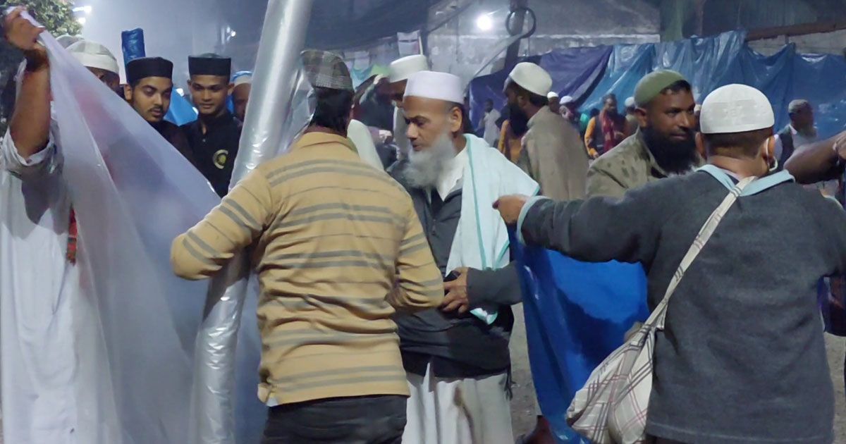 শীতের বৃষ্টিতে ইজতেমা ময়দানে মুসল্লিদের দুর্ভোগ