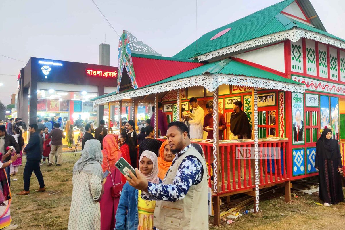 নজর কাড়ছে গ্রামীণ আদলের স্টলগুলো