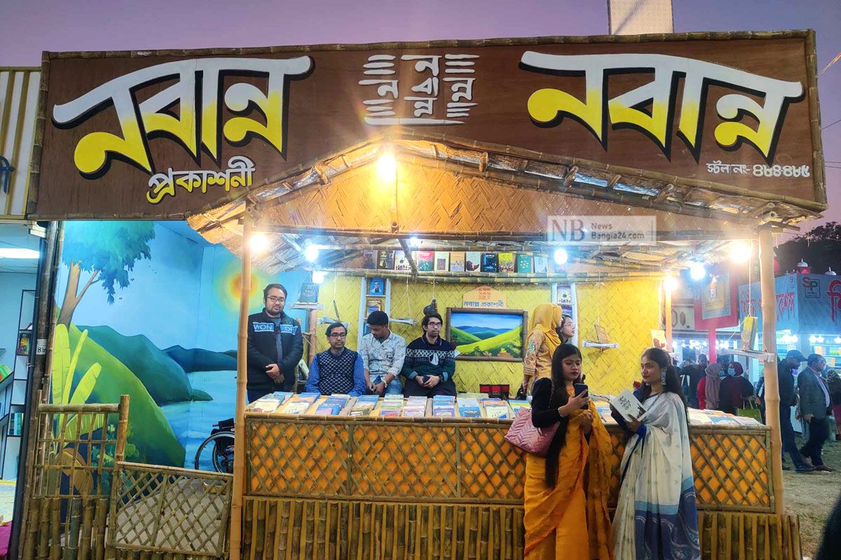 নজর কাড়ছে গ্রামীণ আদলের স্টলগুলো