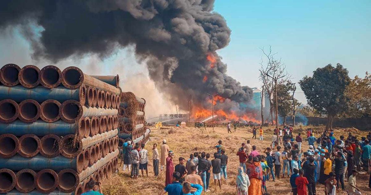 বিআইডব্লিউটিএ গুদামের আগুন সাড়ে ৫ ঘণ্টায়ও নেভেনি