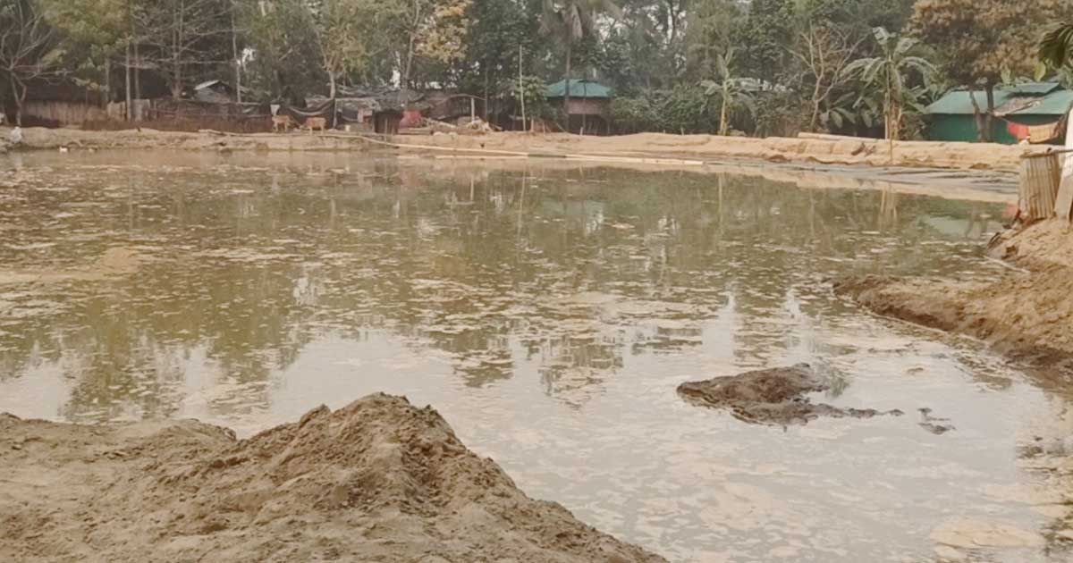 চকরিয়ায় অবৈধ বালু উত্তোলন: ঝুঁকিতে ফসলি জমি, মুজিববর্ষের ঘর 