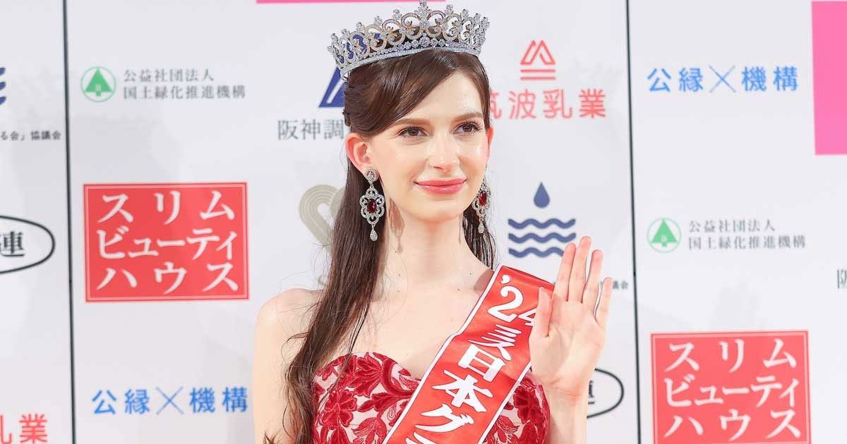 Miss-Japan-Shino-returned-the-crown-in-the-love-debate