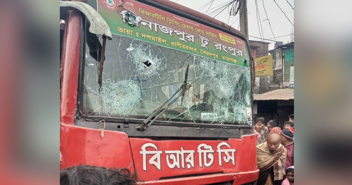 দিনাজপুরে ভ্যানে বাসের ধাক্কায় চারজন নিহত 