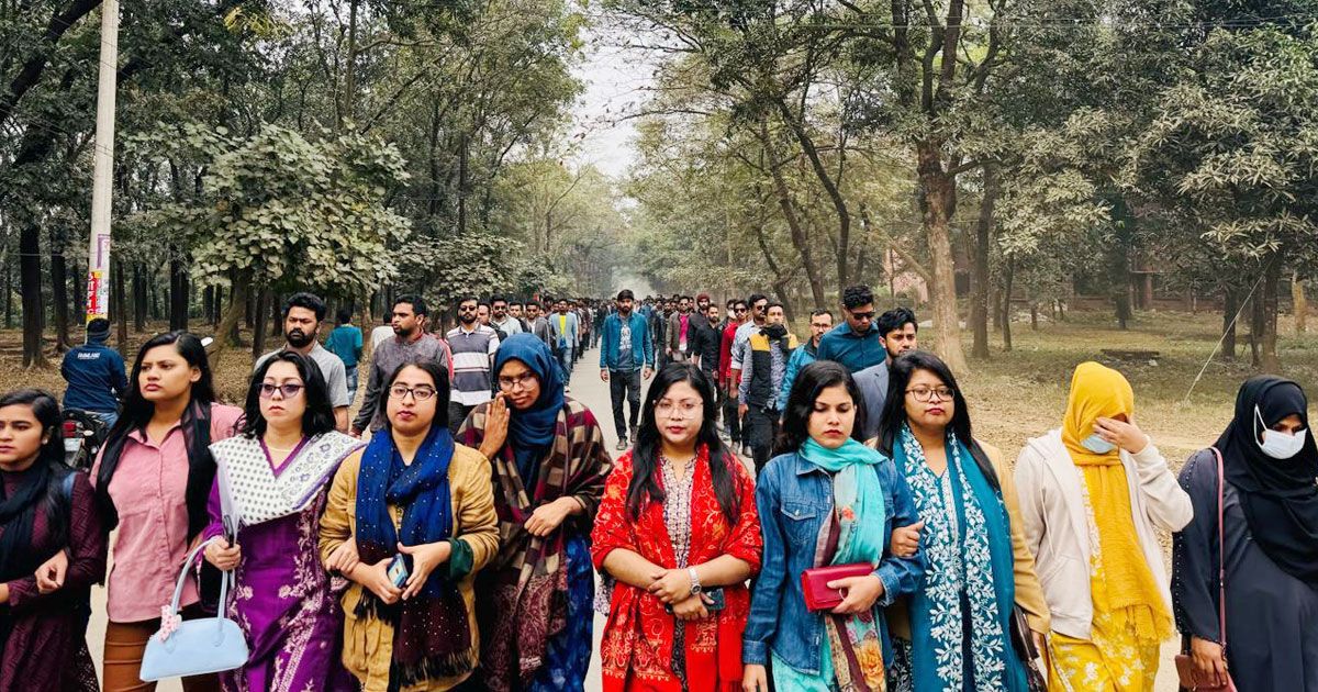 জাবিতে-ধর্ষণকাণ্ড-শিক্ষক-শিক্ষার্থীদের-টানা-আন্দোলনে-উত্তাল-ক্যাম্পাস
