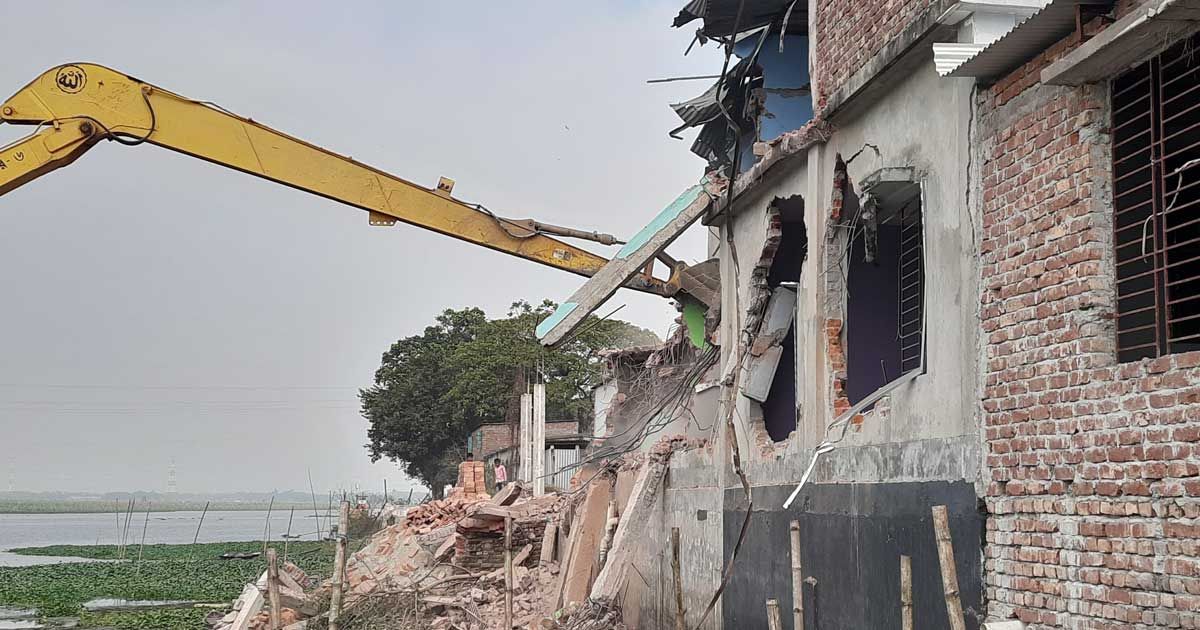 গজারিয়ায় ফুলদীর তীরে অভিযান, ২৫ অবৈধ স্থাপনা উচ্ছেদ