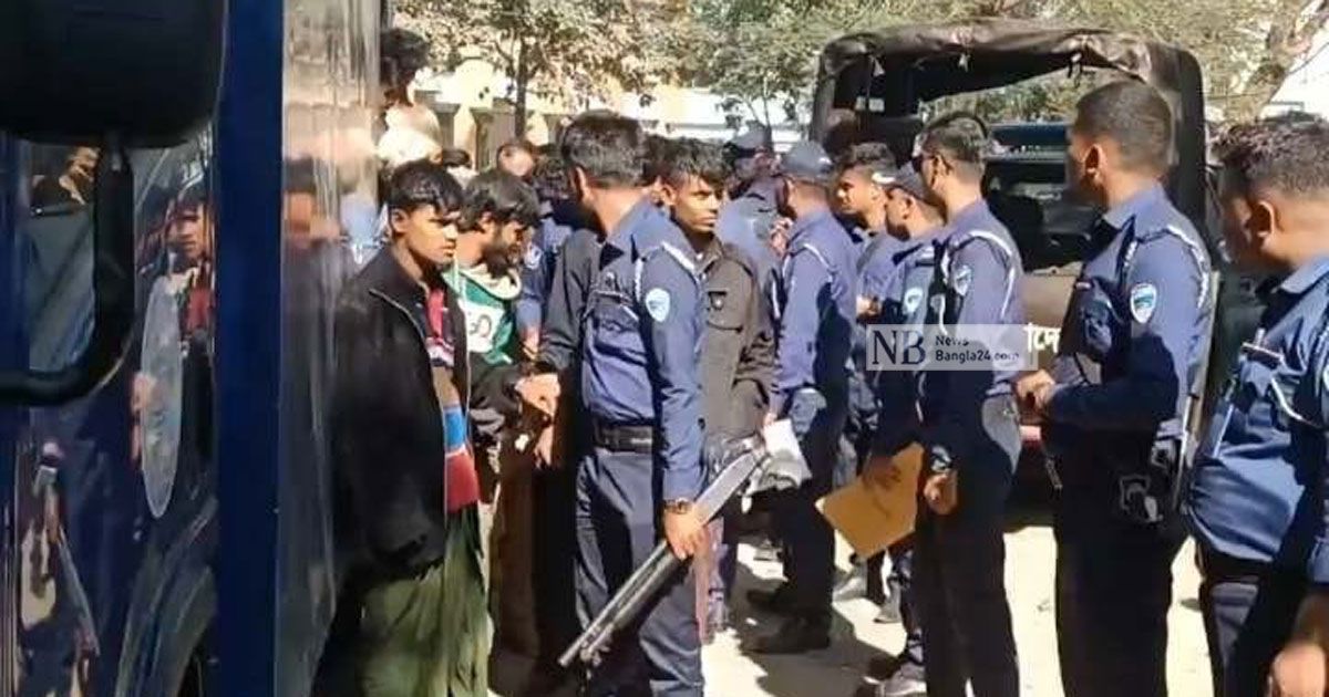 মিয়ানমার-থেকে-ফেরার-পথে-অস্ত্রসহ-আটক-২৩-রোহিঙ্গা-কারাগারে