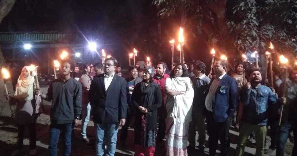 জাবিতে-অছাত্রদের-হল-থেকে-বের-করাসহ-৫-দাবিতে-মশাল-মিছিল