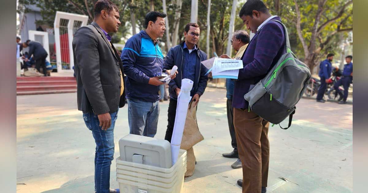 নওগাঁ-২ আসনের ভোট সোমবার, কেন্দ্রে পৌঁছেছে সরঞ্জাম