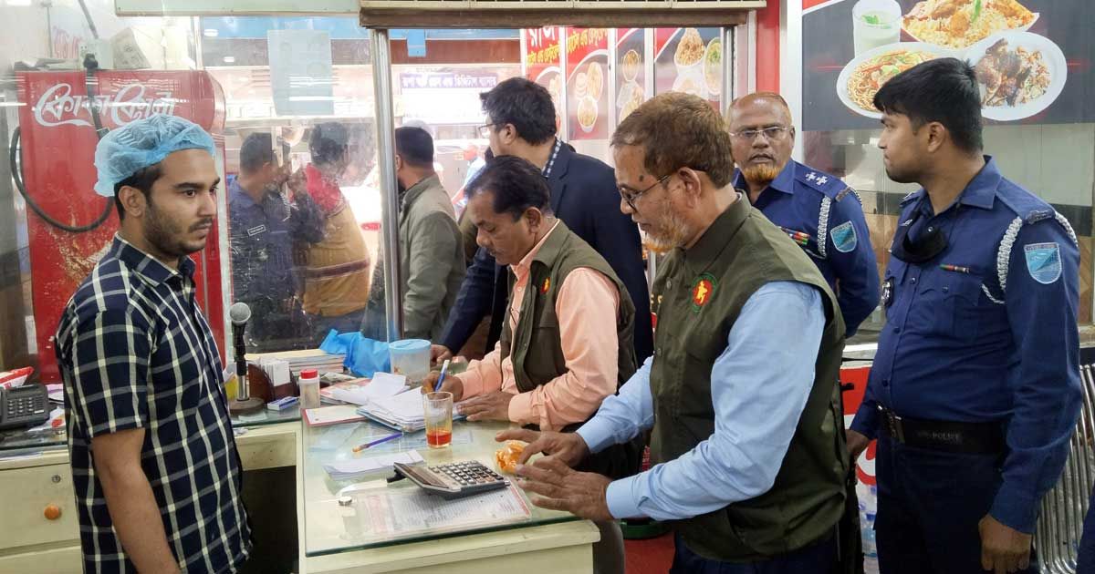 মানিকগঞ্জে-অবাক-চা-সহ-৩-রেস্টুরেন্টকে-জরিমানা