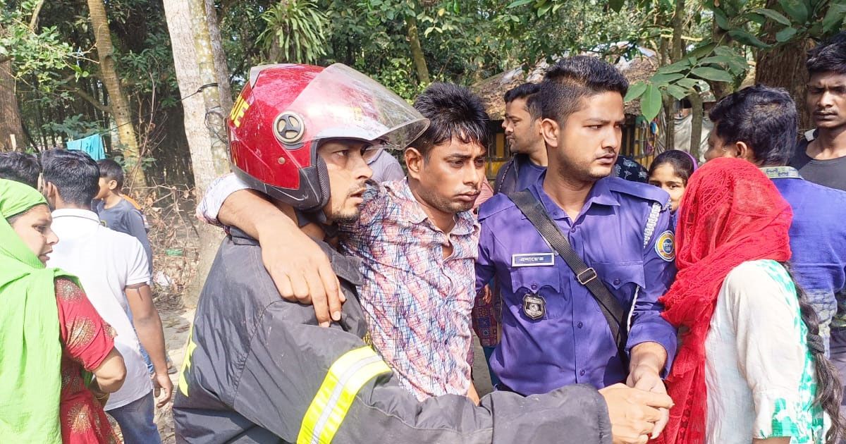 বরিশালে ককটেল উদ্ধারে গিয়ে আহত দুই পুলিশ 