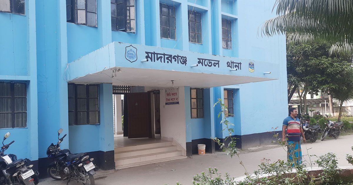 পরিবার জানে বিদেশে, ঝুলন্ত মরদেহ মিলল গ্রামে