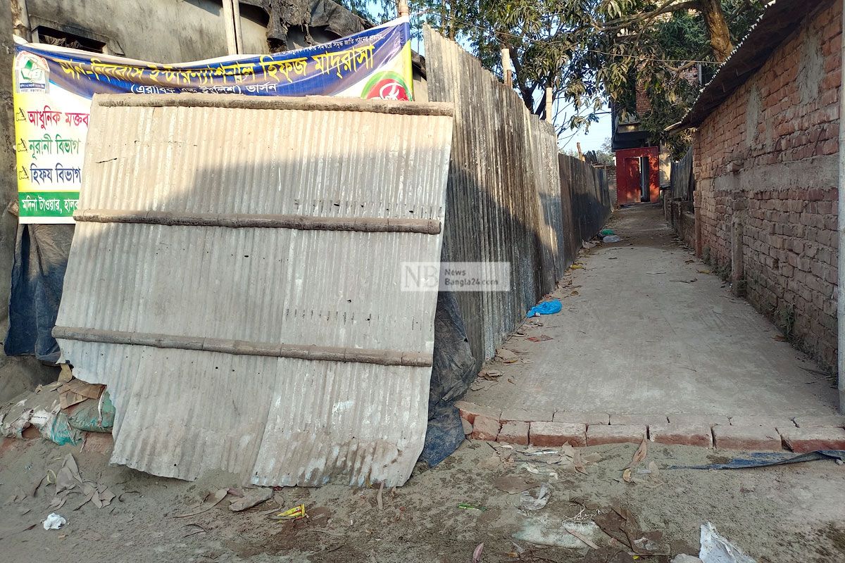 পানি নিষ্কাশনের নালা বন্ধ করে রাস্তা
