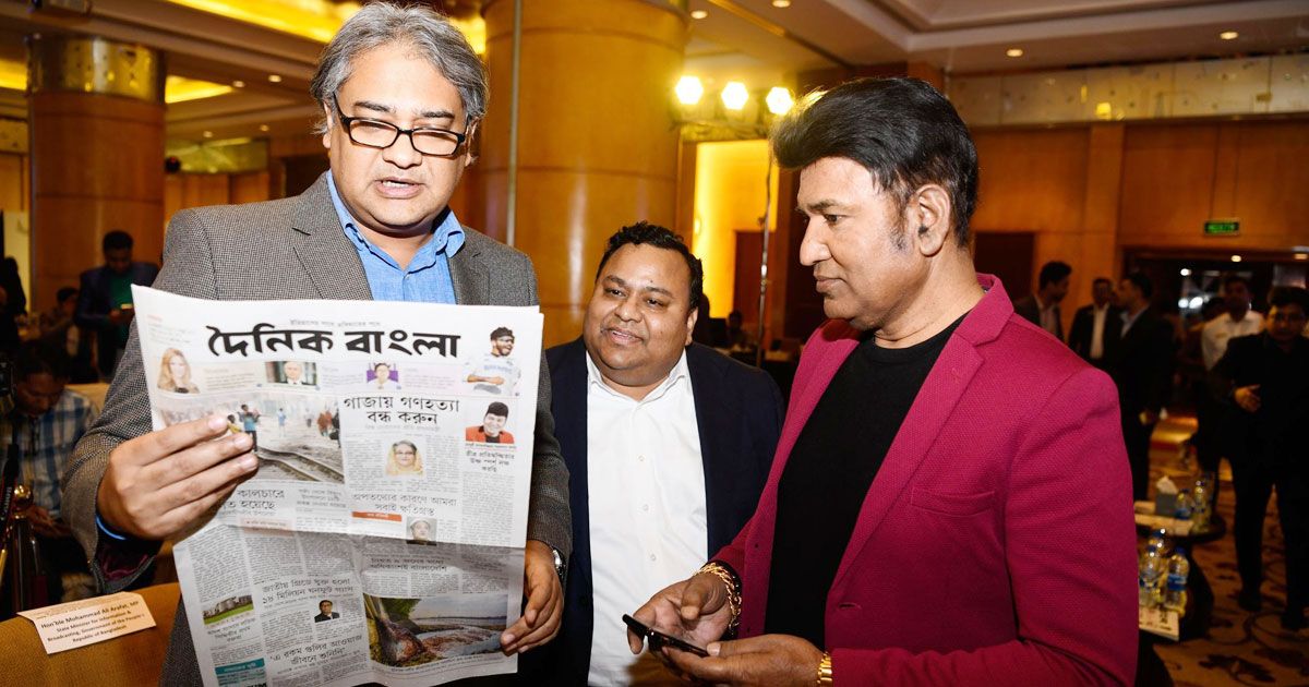 ‘রেড এলার্ট’-এর মোড়ক উন্মোচন, মিলবে বইমেলায়